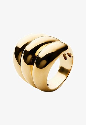 Anillo en tono dorado con un acabado suave y pulido que presenta tres bandas curvas apiladas. Forma redonda y diseño sin costuras para un aspecto minimalista.
