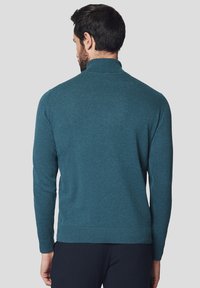 Męski sweter w kolorze teal z wysokim kołnierzem, długimi rękawami i ściągaczem u dołu. Miękka tekstura, gładki wzór dzianiny i dopasowany krój.