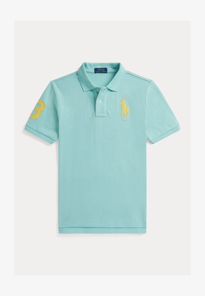 Tricou polo bleu deschis din bumbac, cu un logo brodat galben în formă de cal pe piept și un număr "3" pe mâneca stângă.