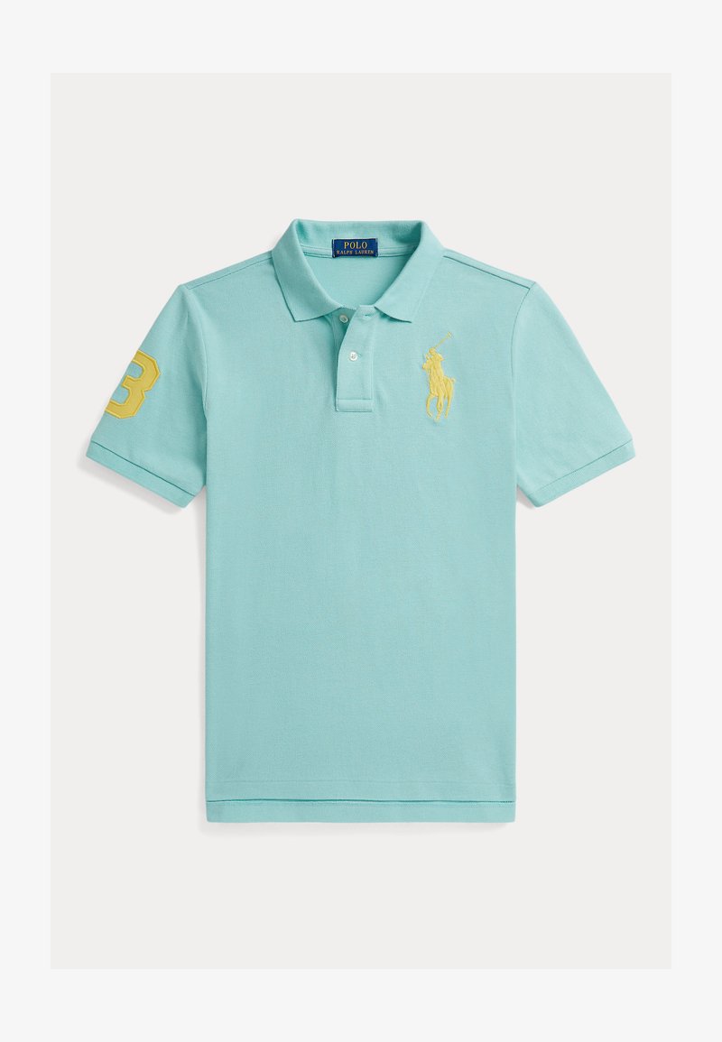 Világoskék pamut galléros póló, sárga hímzett lólogóval a mellkason és egy "3" számjeggyel a bal ujjon.