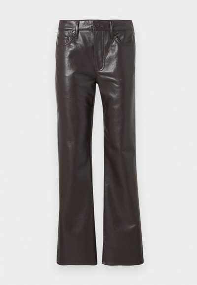 Σκούρα καφέ παντελόνια από συνθετικό δέρμα με σχεδιασμό πέντε τσεπών, κλείσιμο με κουμπί και φερμουάρ, και ελαφριά ά νοιγμα στο ύψος των ποδιών.