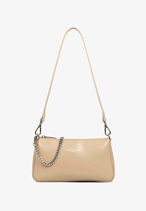 Sac à main en cuir beige de forme rectangulaire, avec une chaîne en argent amovible et une fine bandoulière. Logo affiché à l'avant.