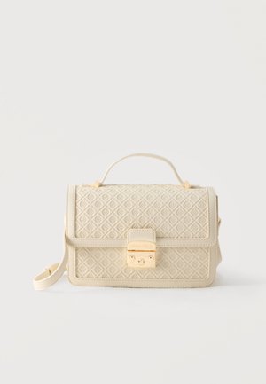 Geantă matlasată crem cu închizătoare aurie, mânere superioare și curea de umăr reglabilă pe fundal alb.