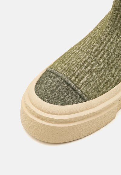 MM6 Maison Margiela Škornji s platformo - olivine