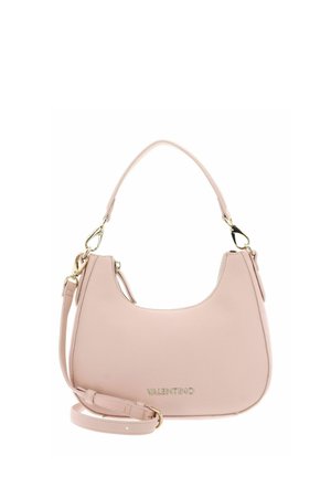 Sac à bandoulière en cuir grainé rose avec un logo doré, une forme arrondie, une sangle amovible et deux poignées pour un porté polyvalent.