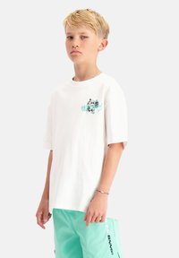 Witte katoenen t-shirt met korte mouwen en ronde halslijn, voorzien van een kleurrijke grafische print op de borst. Combinatie met aqua shorts.