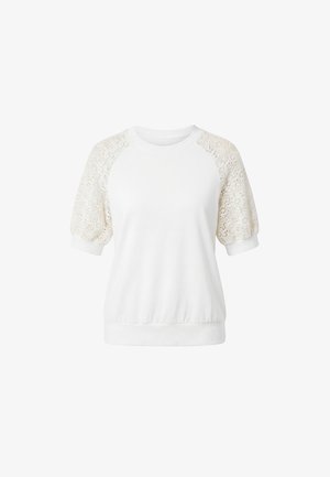 Top alb cu mâneci scurte, cu decolteu rotund și mâneci bufante din dantelă, având manșete strânse și o bandă relaxată la tiv.