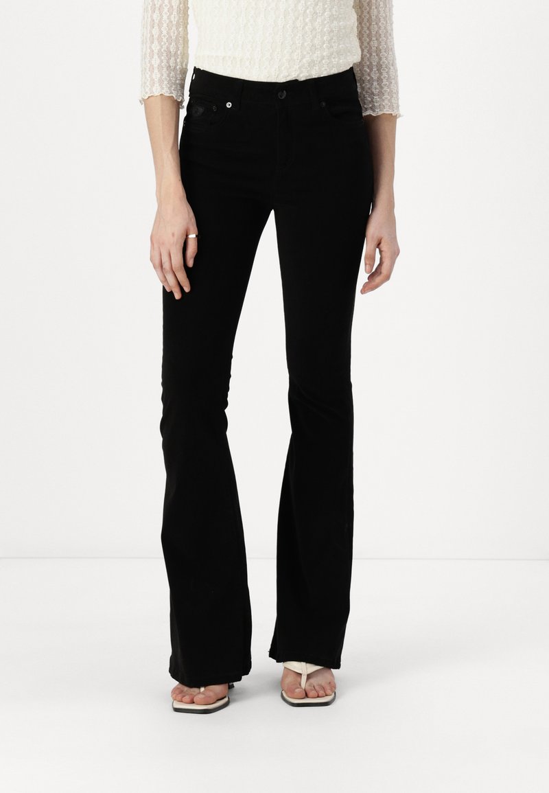Jeans negre evazate cu talie înaltă, fabricate din denim neted. Include buzunare frontale și un sistem de închidere cu nasture și fermoar standard.
