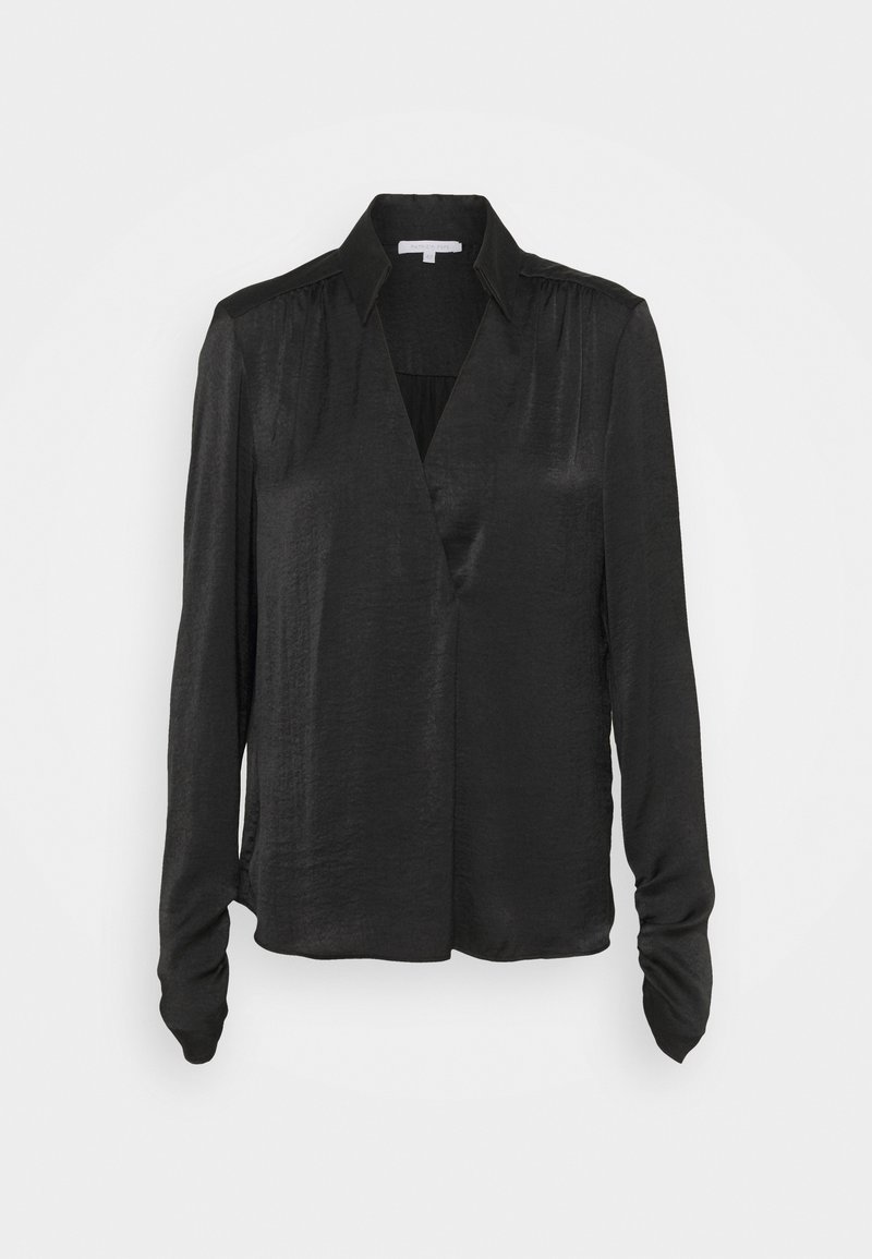 Blouse noire en satin à manches longues, avec col, profond décolleté en V, coupe ample et tissu légèrement froncé aux épaules et aux poignets.