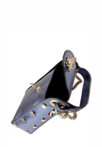 Gestructureerde blauwe leren handtas met een spitse vorm, voorzien van gouden studs, een vlinderaccent en een kettingband. Binnenin is er zwarte voering.