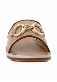 Sandal aperto con punte, dotato di tomaia intrecciata beige con finiture marroni, hardware a cerchio dorato e una soletta texturizzata.