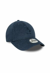 Casquette de baseball bleu marine en tissu texturé, avec un logo "LA" brodé et une visière plate. Sangle réglable à l'arrière.
