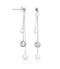 Ezüst lánc fülbevalók három különböző méretű gyönggyel: egy szürke és két fehér, lineáris elrendezésben lógva. Minimalista, modern megjelenés.