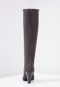 Bottes cuissardes en daim gris foncé à texture lisse, dotées d'un talon fin et d'une construction sans coutures, soulignées par des surpiqûres apparentes.