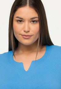 Ulla Popken A-LINIE HALBARM - Triko s potiskem - sky blue
