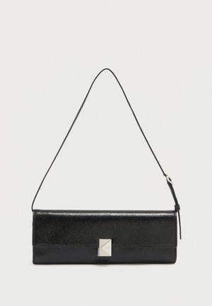 Zwart leren clutch met een gladde textuur, rechthoekige vorm, zilveren metalen accenten en een afneembare band voor veelzijdigheid.