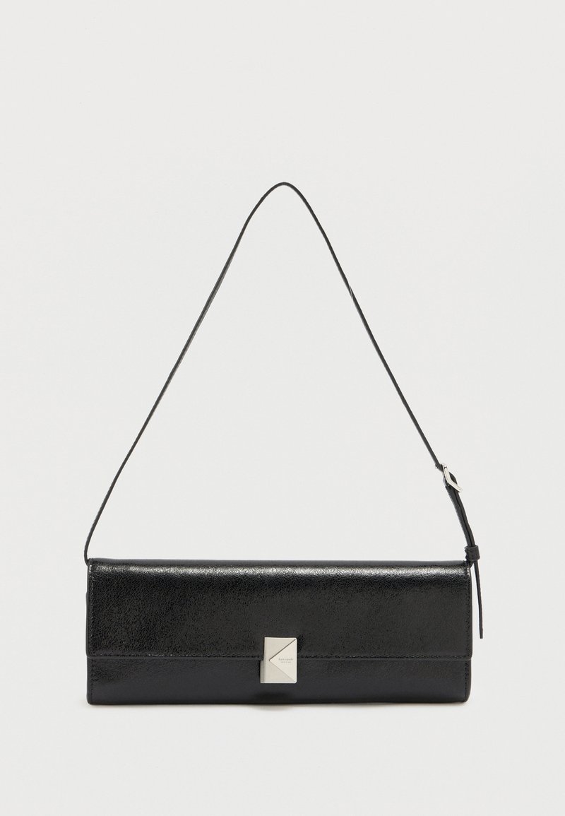 Μαύρο δερμάτινο τσαντάκι χειρός με λεία υφή, ορθογώνιο σχήμα, ασημένιες λεπτομέρειες και αποσπώμενο λουρί για ευελιξία.