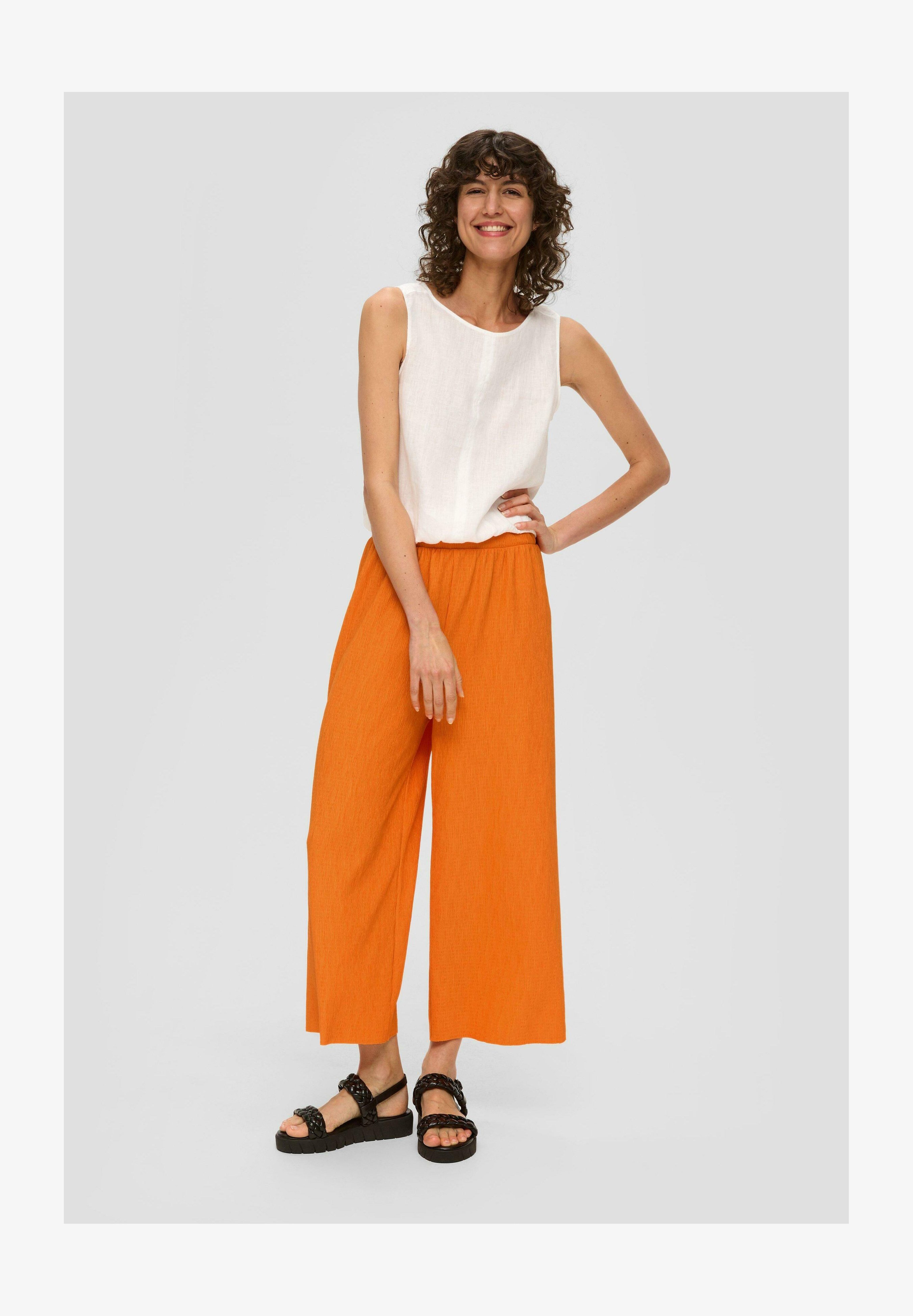 S.Oliver Pantaloni 7/8 Donna Sue Regular Fit: Ecco I Pantaloni Che Cercavi! Morbidi, Elastici E Con La Vita Alta, Ti Staranno Benissimo. Il Tessuto è Di Qualità, Hanno Le Pieghe Sul Davanti E Sono Super Comodi Grazie All'elastico In Vita. Perfetti Per Tutti I Giorni, Per Andare Al Lavoro O Per Un Aperitivo Con Le Amiche. Li Chiudi Con Gancio E Bottone, E Hanno Anche Le Pratiche Tasche.