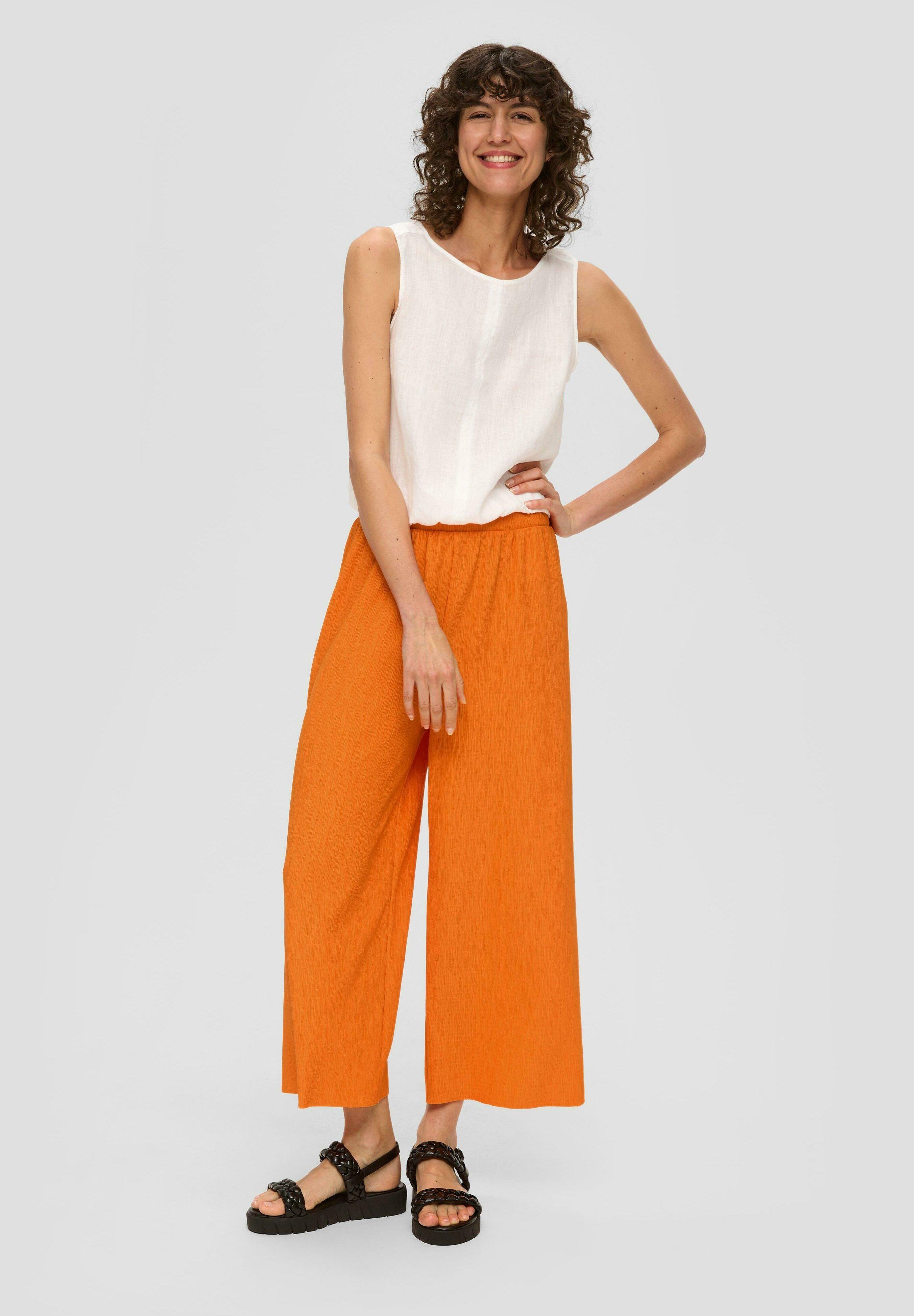 S.Oliver Pantaloni 7/8 Donna Sue Regular Fit: Ecco I Pantaloni Che Cercavi! Morbidi, Elastici E Con La Vita Alta, Ti Staranno Benissimo. Il Tessuto è Di Qualità, Hanno Le Pieghe Sul Davanti E Sono Super Comodi Grazie All'elastico In Vita. Perfetti Per Tutti I Giorni, Per Andare Al Lavoro O Per Un Aperitivo Con Le Amiche. Li Chiudi Con Gancio E Bottone, E Hanno Anche Le Pratiche Tasche.