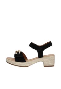 Schwarze Wildleder-Plateausandalen mit einem breiten Riemen, dekorativem Schlaufen-Detail und leichter, strukturiertem Keilabsatz. Verstellbarer Knöchelriemen für optimalen Sitz.