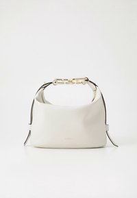 Hvit skinnhåndveske med en buet form, med en gullkjede som håndtak og svarte detaljer. Logo preget på forsiden.