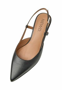 Černá kožená nazouvací bota s špičatou špičkou, štíhlým páskem kolem kotníku a hladkým, světlým interiérem. Minimalistický design bez viditelného kovového prvku.