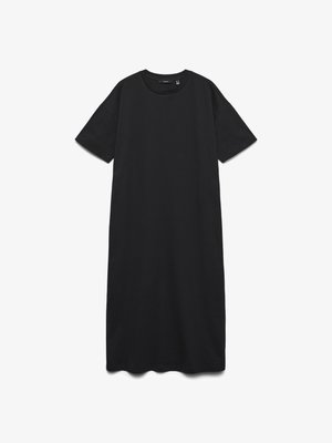 Juoda midi suknelė trumpomis rankovėmis, su apvalia iškirpte ir tiesia silueto linija, pateikta ant balto fono.