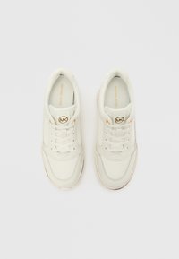 Zapatillas deportivas blancas con parte superior texturizada, detalles en dorado, puntera redonda y diseño con cordones. Logo de la marca en la lengüeta.