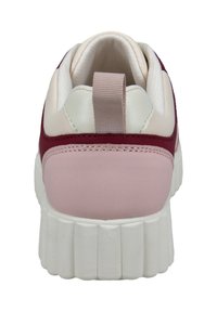 Sneaker mit gepolstertem Kragen, oberem aus kastanienbraunem und hellrosa Leder, einer strukturierten weißen Sohle und einem Stoff-Ziehhilfe am Absatz.