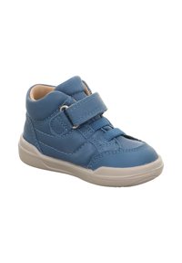 Sneaker blu in pelle alta con tomaia testurizzata, cinturino in Velcro, design con lacci e suola in gomma chiara.