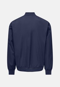 Námorně modrá bomber bunda s hladkým, lesklým povrchem. Obsahuje žebrovaný límec, elastické manžety a lem. Zadní pohled ukazuje jednoduchý, elegantní design.