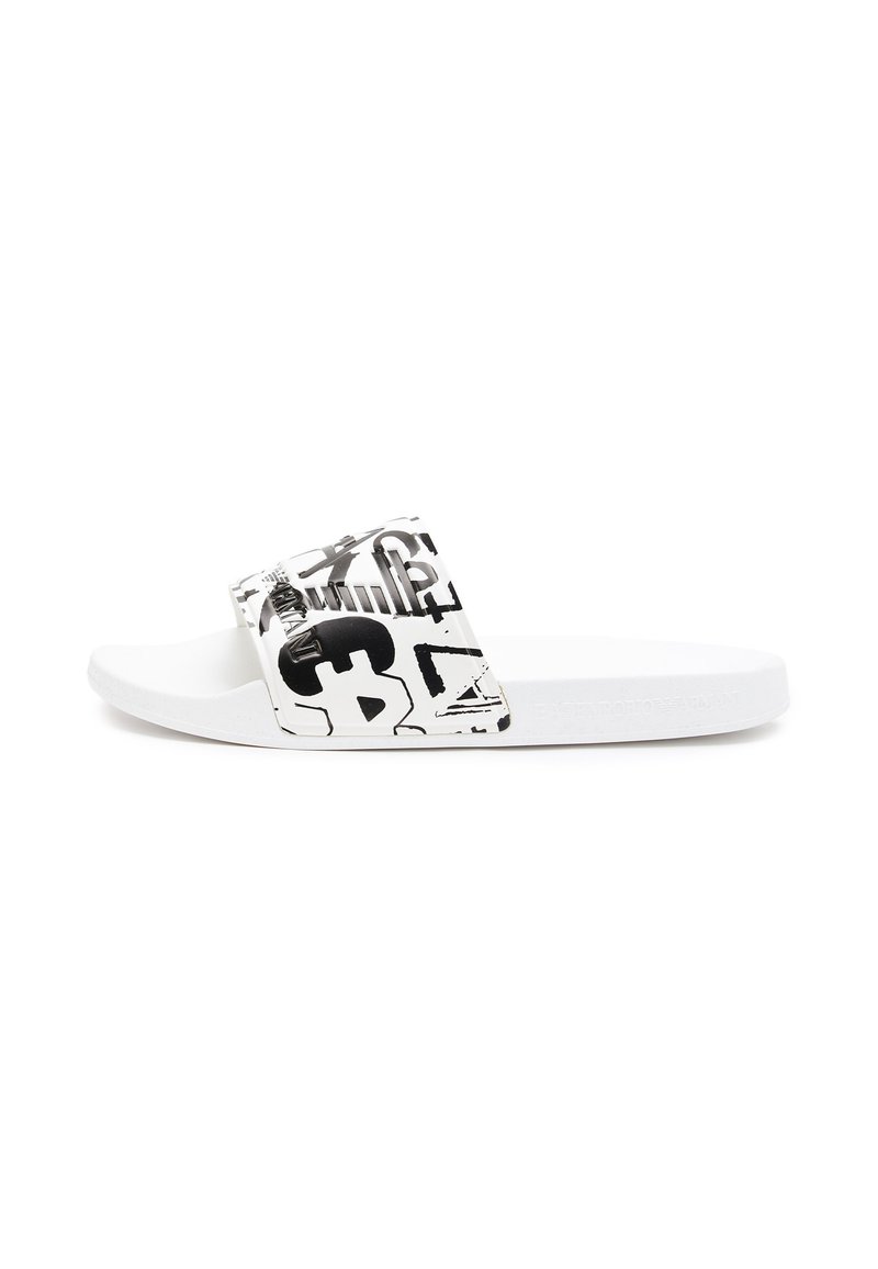 Infradito bianco con una fascia texturizzata che presenta motivi grafici neri. Design della suola piatta, stile minimalista, materiale leggero.