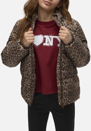 Puhasta puhovka z leopardjim potiskom, spredaj z zadrgo, s mehko teksturo in prostim krojem, oblečena preko bordo puloverja z belimi grafičnimi motivi.