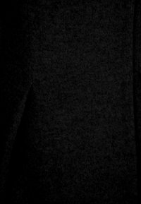 Czarny materiał o teksturowanej powierzchni, z gładkim wykończeniem i subtelnymi różnicami w tonacji, tworzący jednolity wygląd.