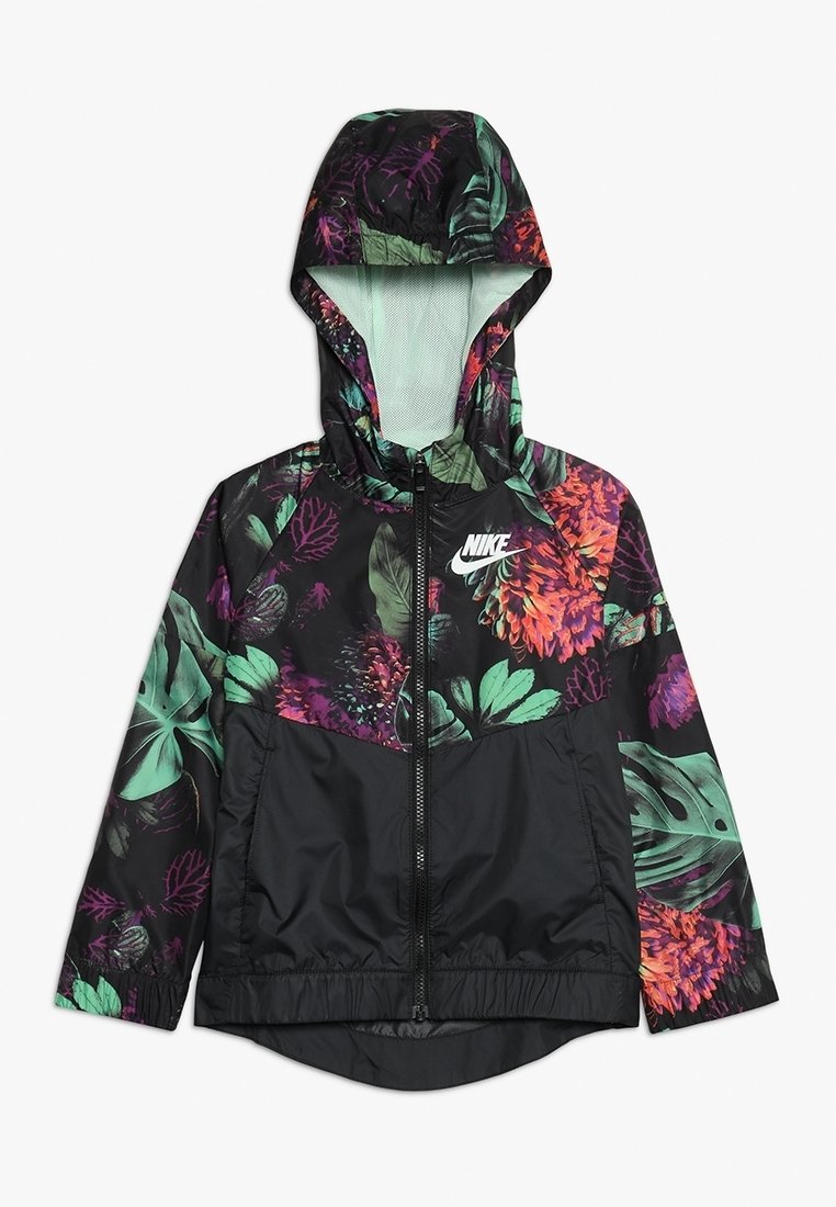 Chaqueta cortavientos negra con un colorido patrón de flores y hojas, que cuenta con capucha, cierre de cremallera y ribete elástico, fabricada en material ligero.