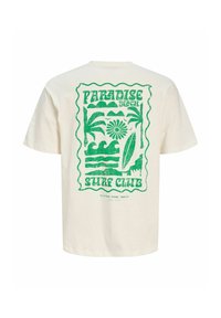 Κρεμ T-shirt με πράσινο σχέδιο από φοίνικες, κύματα, ήλιο, σανίδα σερφ, κείμενο «Paradise Beach Surf Club» και «Catch the wave.»