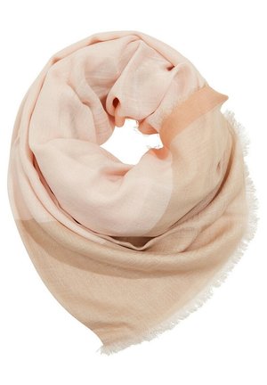 Bufanda rectangular suave en tonos rosa claro y beige, con bordes ligeramente deshilachados, doblada de manera suelta en forma circular.