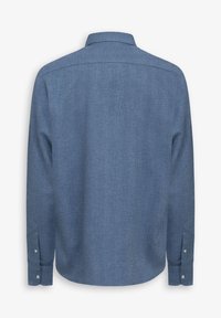 Niebieska koszula z długim rękawem, wykonana z teksturowanej tkaniny, z zaostrzonym kołnierzykiem. Zapięcia na guziki przy mankietach i zaokrąglony dół, prezentująca jednolity design.