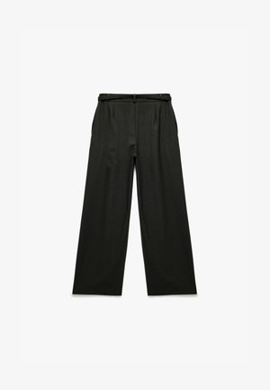 Schwarze weite Hosen mit glatter Oberfläche, maßgeschneidertem Design und einem Gürtel. Der Bund hat Falten und Seiten Taschen.