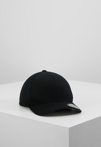 Zwarte baseballpet van stof met een gebogen klep, voorzien van stikdetails en een klein logo-label aan de linkerkant van de voorkant.