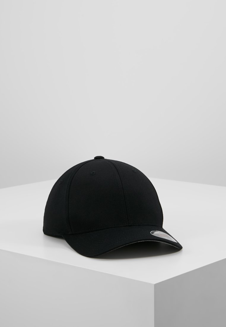 Zwarte baseballpet van stof met een gebogen klep, voorzien van stikdetails en een klein logo-label aan de linkerkant van de voorkant.