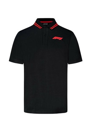 Czarna, krótka koszulka polo z czerwonym, podwójnym kołnierzykiem i czerwonym logo F1 na lewej piersi.