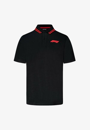 Czarna, krótka koszulka polo z czerwonym, podwójnym kołnierzykiem i czerwonym logo F1 na lewej piersi.