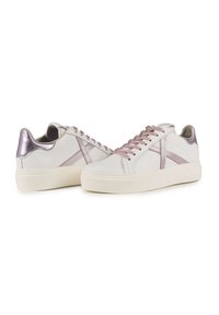 Sneakers in pelle bianca con accenti lilla, tassello sul tallone testurizzato e lacci rosa. Presentano una suola in gomma piatta e stampata e cuciture a contrasto.