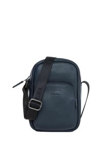 Mała granatowa skórzana torebka na ramię z teksturowaną powierzchnią, regulowanym czarnym paskiem, przednią kieszenią na zamek błyskawiczny oraz wytłoczonym logo.