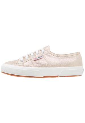 Sneaker metallici dorati con superficie testurizzata, suola in gomma bianca e lacci rotondi; caratterizzati da una patch con logo laterale e suola in gomma.