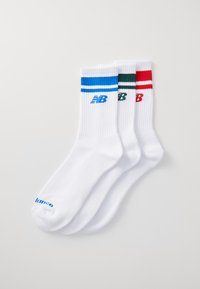 Tri parov belih športnih nogavic z barvitimi črtami v modri, zeleni in rdeči barvi ter logotipi na strani.