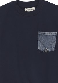 Felpa blu navy con scollatura a girocollo, dotata di tasca sul petto in denim. Materiale in misto cotone con polsini e scollatura a coste.