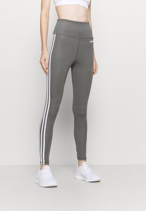 Grå leggings med høj talje. Har en hvid tre-stribedesign langs siderne. Fremstillet af et strækbart stof for komfort.