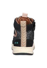 Hoge sneakers met een zwarte suede buitenkant, een wit stippenpatroon, tan accenten en een gestructureerde achterkant met een zigzagontwerp.